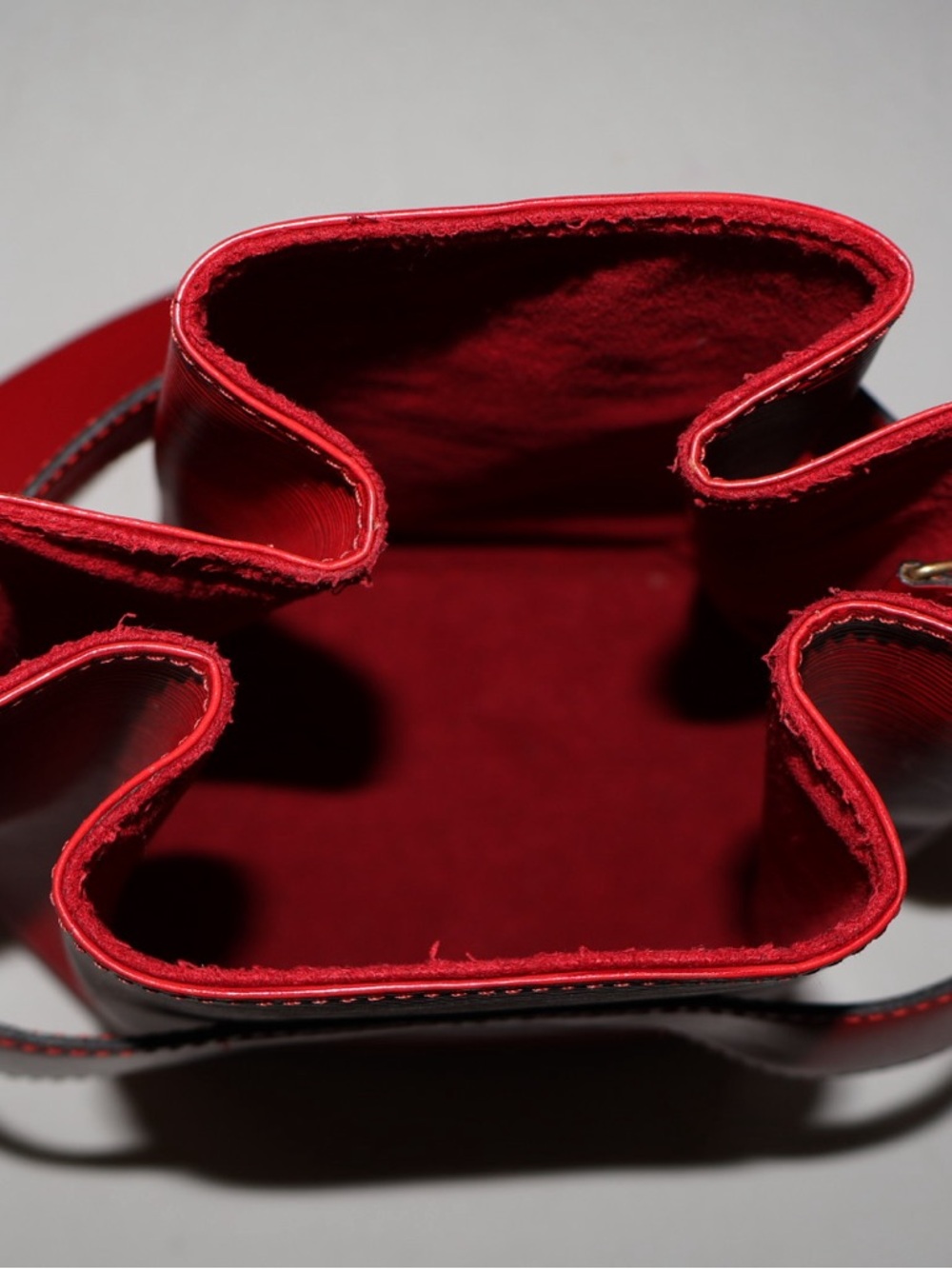 Louis Vuitton Sac d'Épaule bag in red Epi leather - Picture 6 of 7